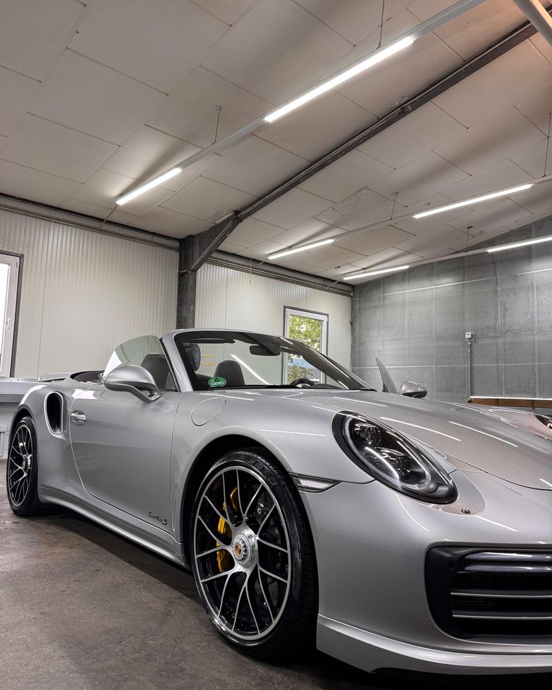 Silberner Porsche 911 Turbo S mit gereinigten Felgen