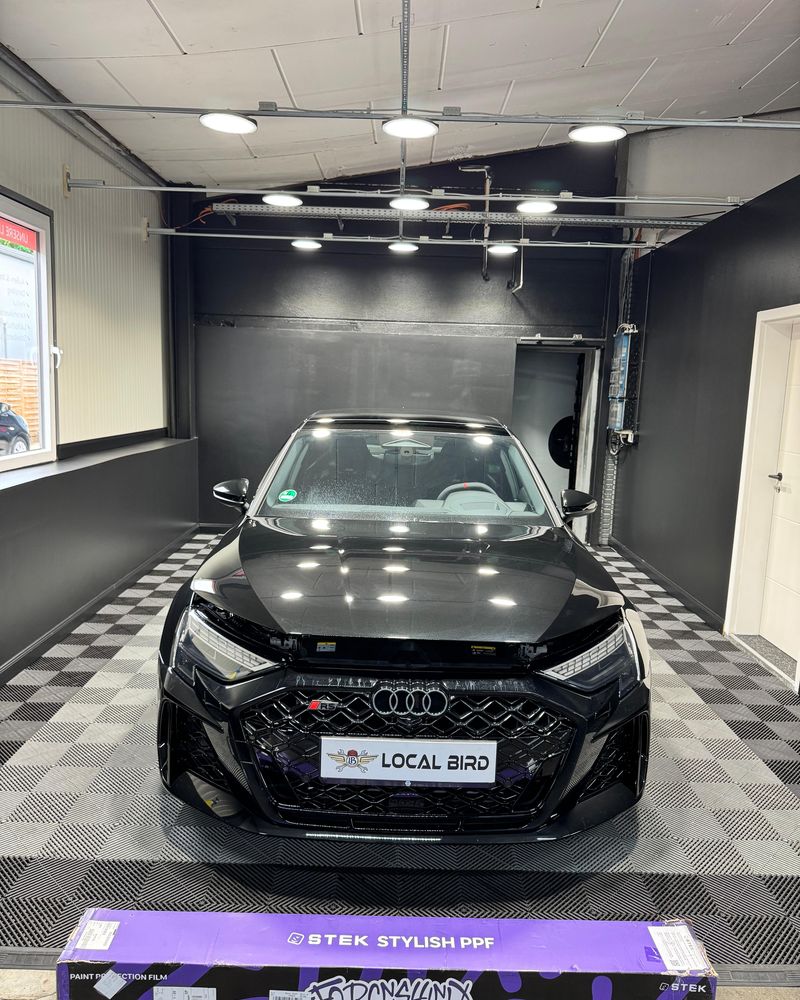 Audi RS in der Halle mit STEK-Folienbox