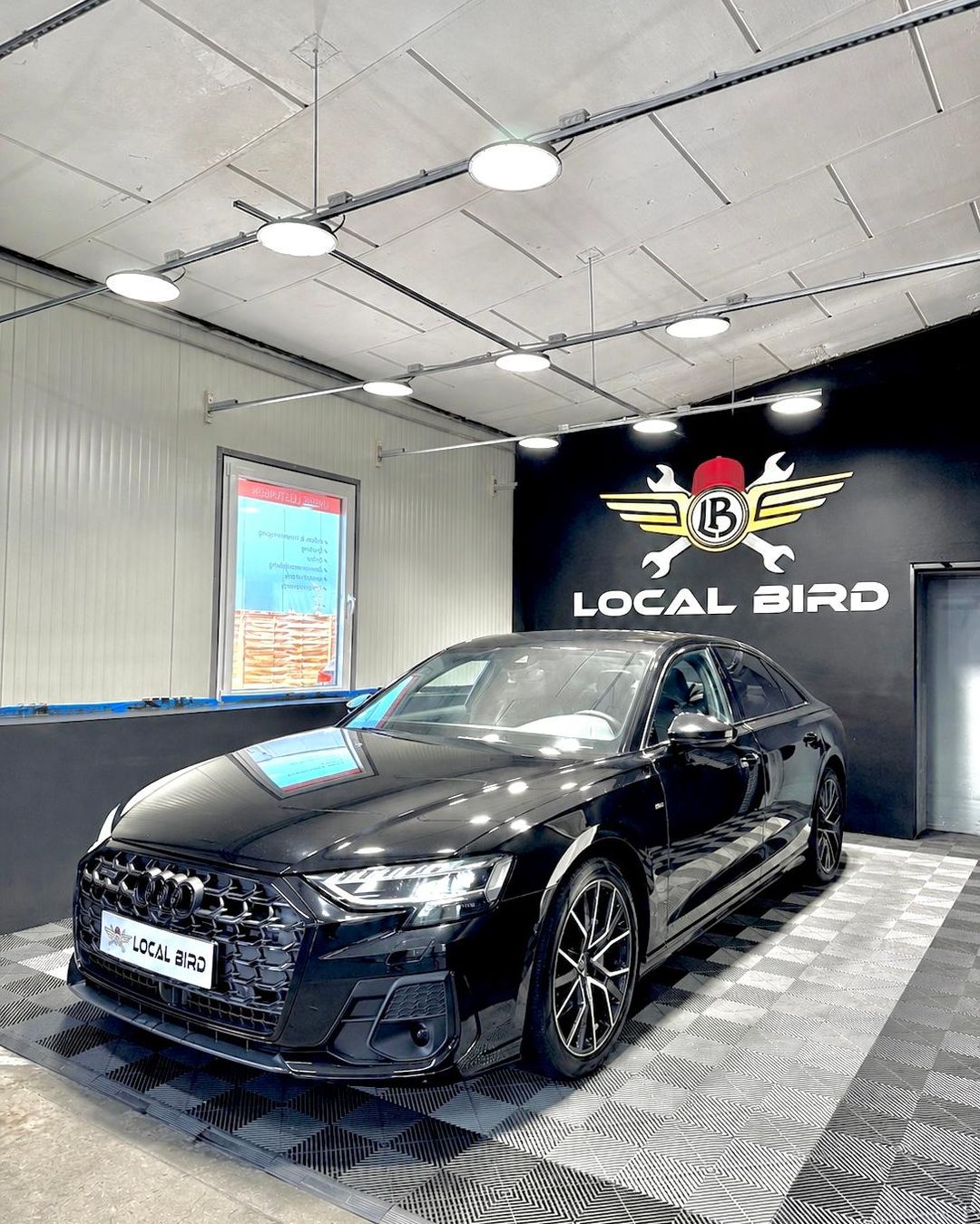 Frisch aufbereiteter Audi A8 vor dem LocalBird-Logo in unserer Halle in Kempen
