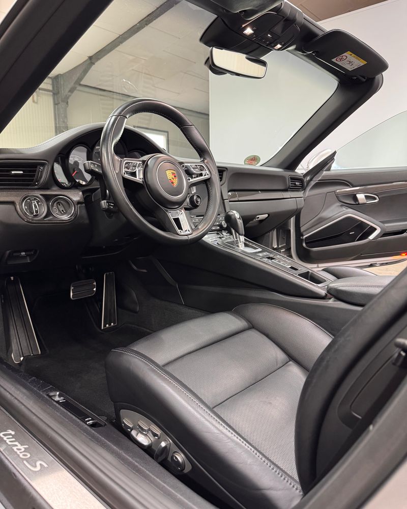Gereinigtes Cockpit eines Porsche 911 Turbo S